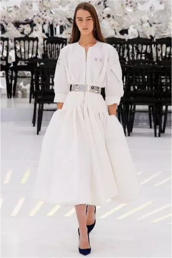 Dior's Fall 2014 Couture Show ਸਮੇਂ ਅਤੇ ਸਪੇਸ ਦੁਆਰਾ ਇੱਕ ਯਾਤਰਾ ਕਰਦਾ ਹੈ