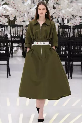 El desfile de Alta Costura Otoño 2014 de Dior hace un viaje a través del tiempo y el espacio