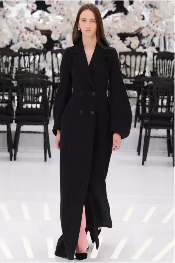 Couture Show Dior na podzim 2014 podniká cestu časem a prostorem