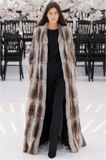 Dior's Fall 2014 Couture Show Rêwîtiyek Di nav Dem û Cihanê de Dike