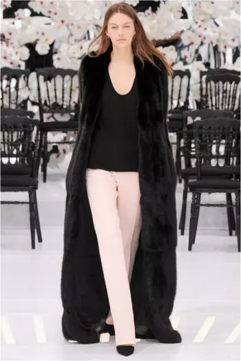 Dior-en 2014ko udazkeneko Couture Show-ek bidaia bat egiten du denboran eta espazioan zehar