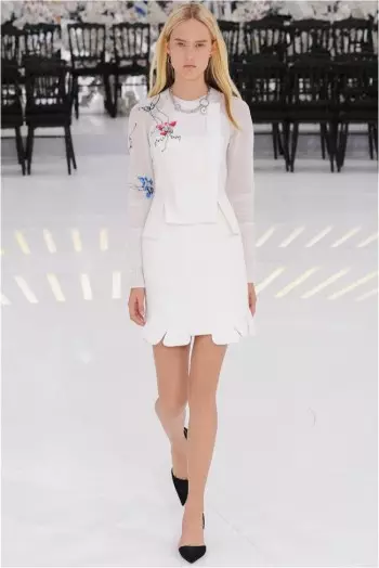 Dior's Fall 2014 Couture Show nimt in reis troch tiid en romte