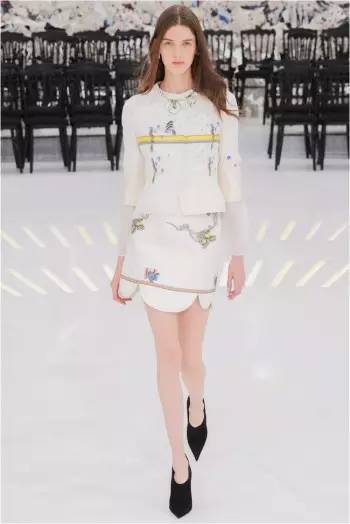 Dior-en 2014ko udazkeneko Couture Show-ek bidaia bat egiten du denboran eta espazioan zehar