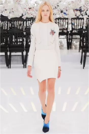 د Dior's Fall 2014 Couture Show د وخت او ځای له لارې سفر کوي