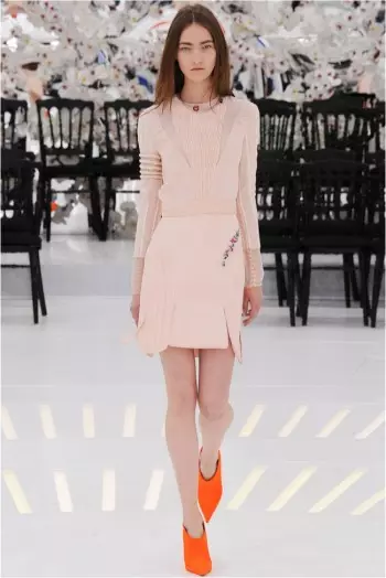 Couture Show Dior na jeseň 2014 podniká výlet v čase a priestore