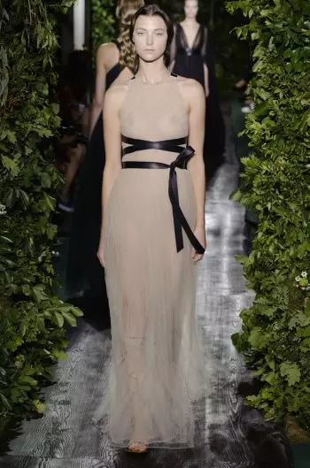 Valentino ສະແດງ Goddess Couture ສໍາລັບການຫຼຸດລົງ