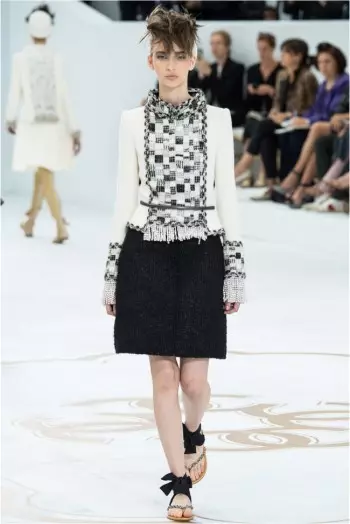 Chanel's Fall 2014 Couture Show staje się rzeźbiarskie