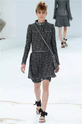 Chanel lub caij nplooj zeeg 2014 Couture Show Tau Sculptural