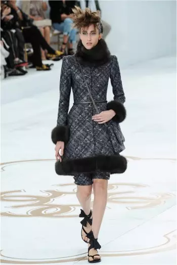 Chanel-ийн 2014 оны намрын хувцасны шоу уран баримал болсон