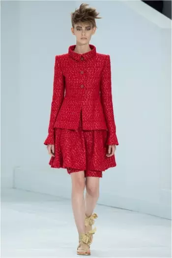 Chanel's Fall 2014 Couture Show staje się rzeźbiarskie