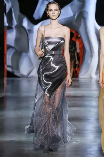 Ulyana Sergeenko creëert revolutionaire couture voor herfst 2014