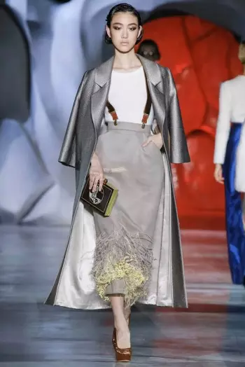 Ulyana Sergeenko သည် Fall 2014 အတွက် Revolutionary Couture ကို ဖန်တီးခဲ့သည်။