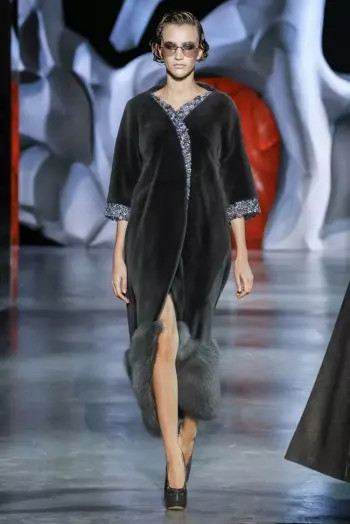 Ulyana Sergeenko သည် Fall 2014 အတွက် Revolutionary Couture ကို ဖန်တီးခဲ့သည်။