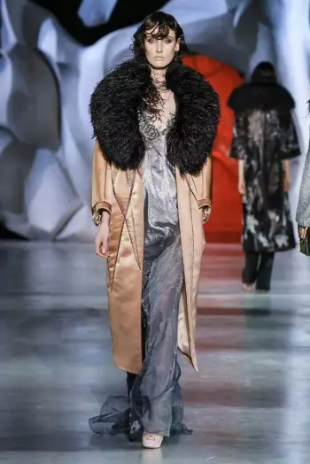 Ulyana Sergeenko crée une couture révolutionnaire pour l'automne 2014