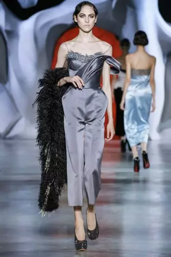 Ulyana Sergeenko သည် Fall 2014 အတွက် Revolutionary Couture ကို ဖန်တီးခဲ့သည်။