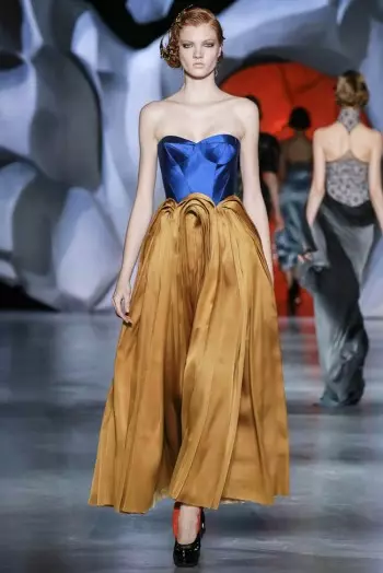 Ulyana Sergeenko crée une couture révolutionnaire pour l'automne 2014