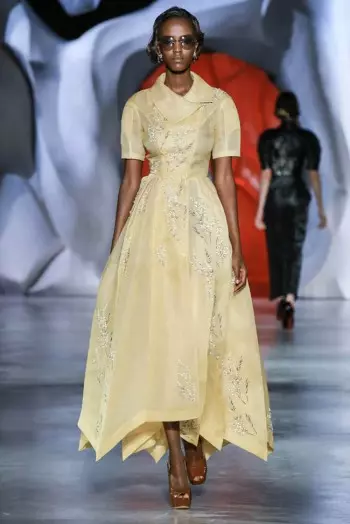 Ulyana Sergeenko yn Creu Couture Chwyldroadol ar gyfer Fall 2014