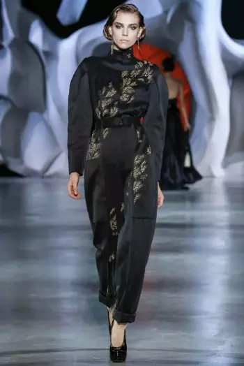 Ulyana Sergeenko o Thehile Revolutionary Couture bakeng sa Fall 2014