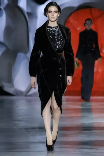 Ulyana Sergeenko Waxay Abuurtay Couture Kacaanka Dayrta 2014