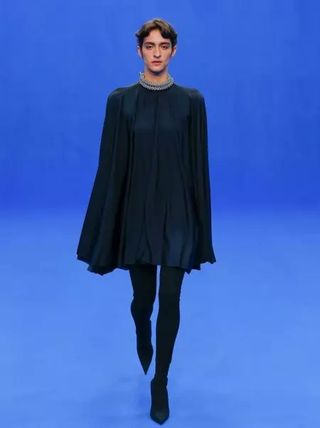 Balenciaga celebra a roupa de traballo para a primavera de 2020