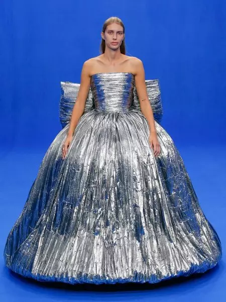 Balenciaga celebra a roupa de traballo para a primavera de 2020