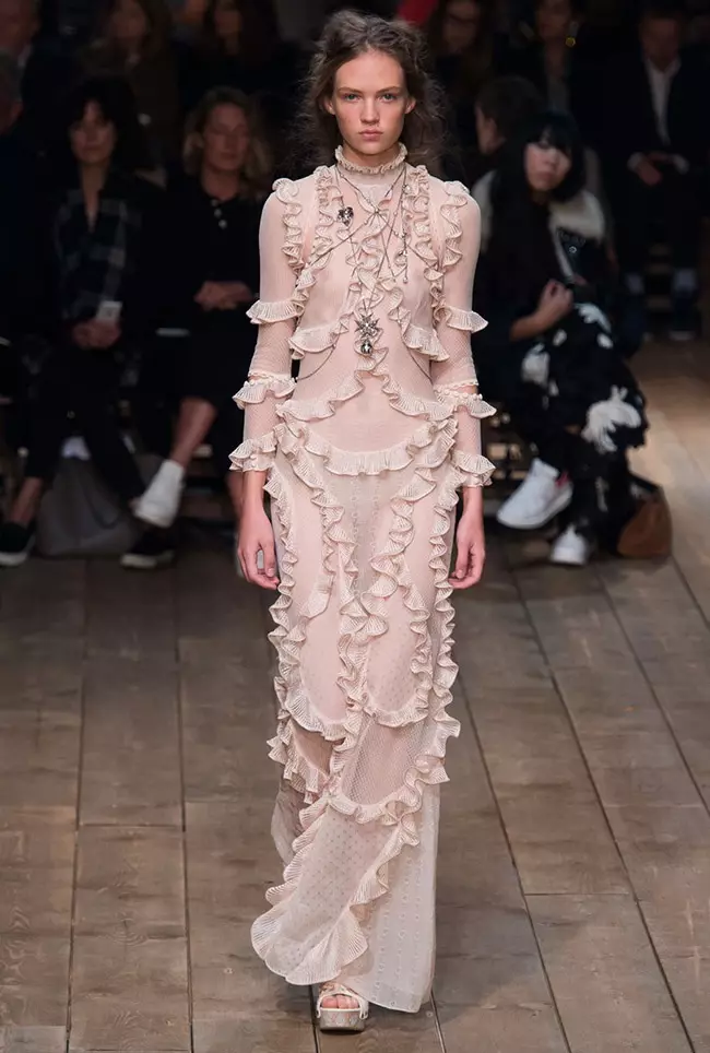 Egy pillantás Alexander McQueen 2016-os tavaszi-nyári kollekciójából