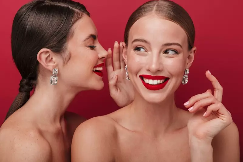 Dos Modelos Con Lápiz Labial Rojo Pendientes Dientes Sonrientes