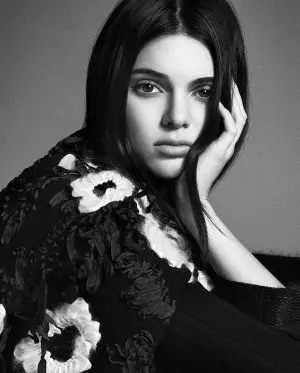 U-Kendall Jenner Uma Ekwindla Ubheka I-Vogue Japan Editorial