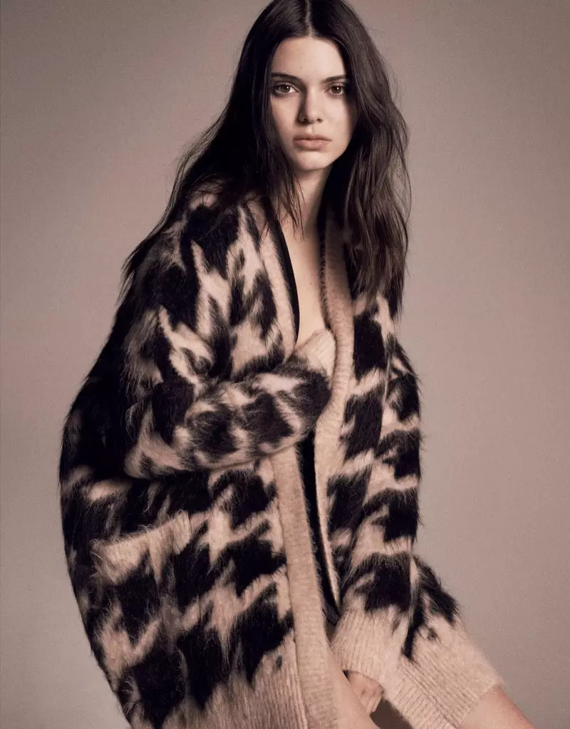 Kendall pose dans les looks des collections d'automne