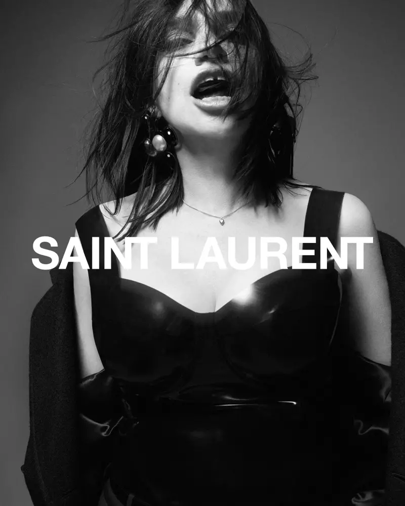 Béatrice Dalle ຖ່າຍຮູບໃຫ້ກັບແຄມເປນ Saint Laurent ລະດູໃບໄມ້ຫຼົ່ນ 2021.