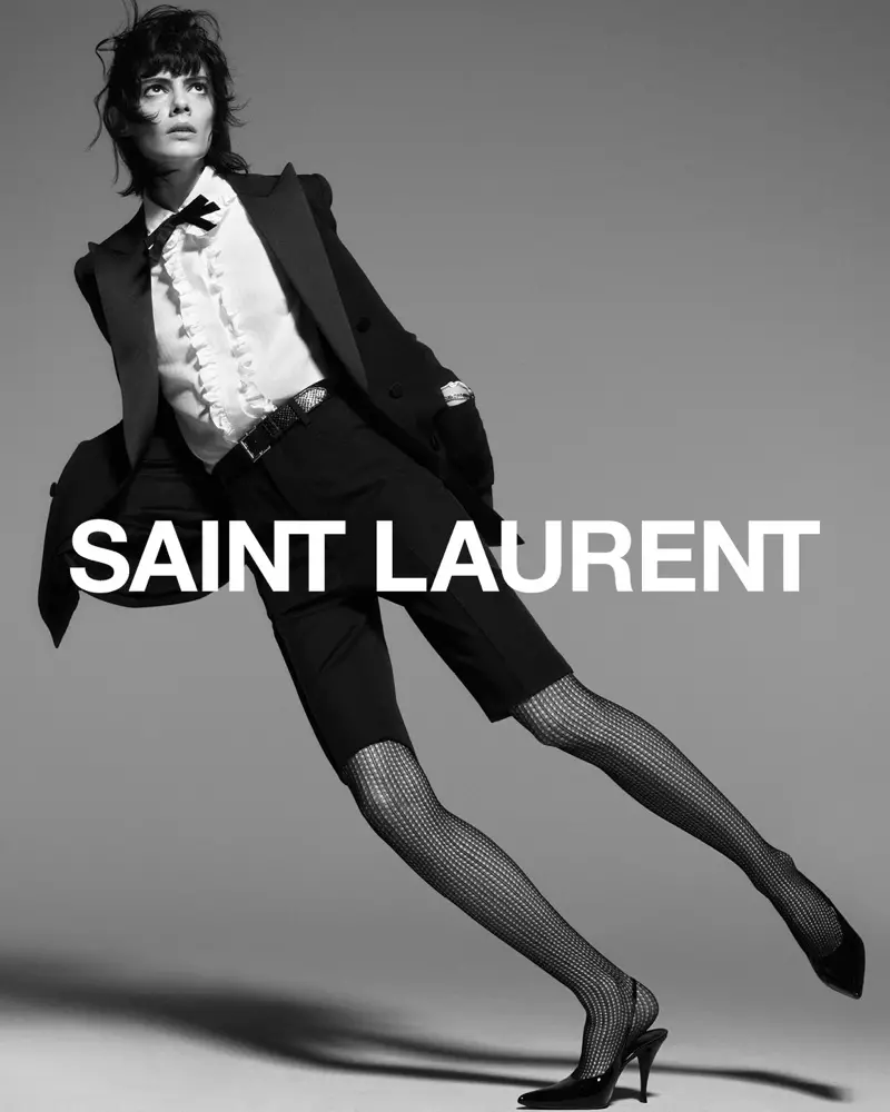 Sihana Shalaj ໃສ່ຊຸດທັກຊິໂດສັ້ນຊອກຫາແຄມເປນ Saint Laurent ລະດູໃບໄມ້ຫຼົ່ນ 2021.