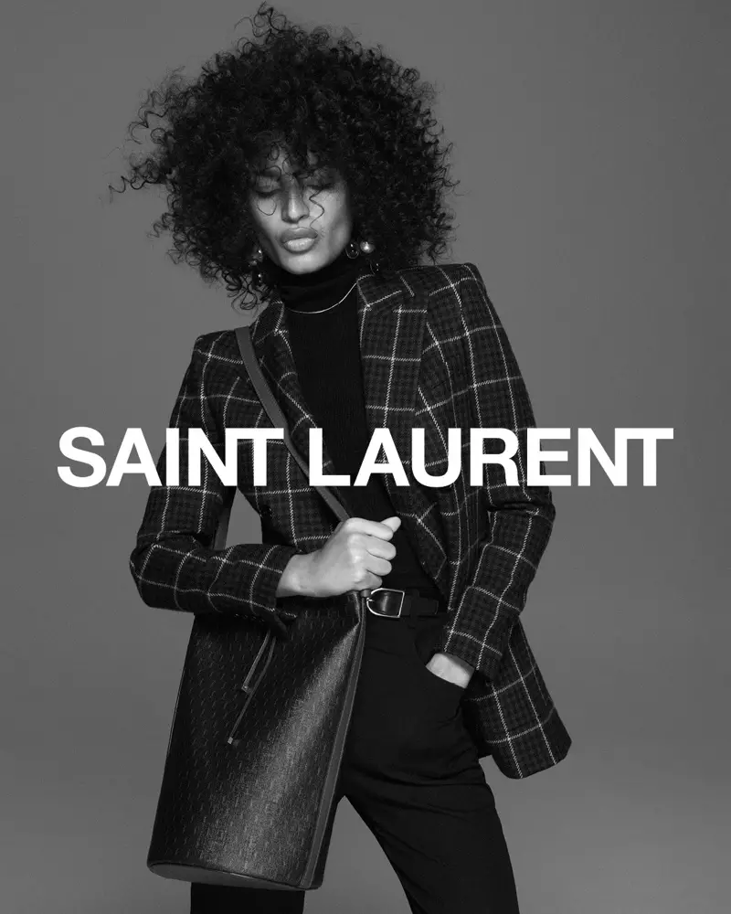 Akteur Indya Moore poseer vir Saint Laurent herfs 2021-veldtog.
