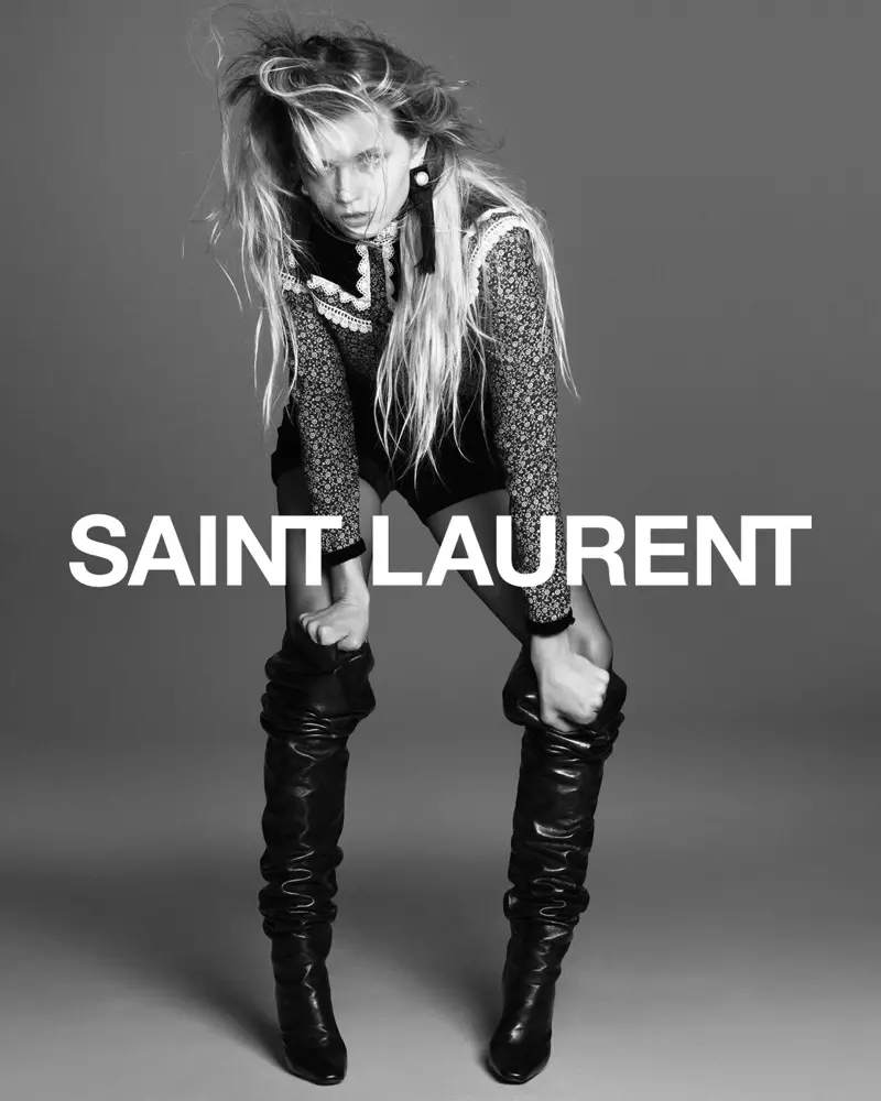 ນາງແບບ Abbey Lee Kershaw ຖ່າຍຮູບໃຫ້ກັບແຄມເປນ Saint Laurent ລະດູໃບໄມ້ຫຼົ່ນ 2021.