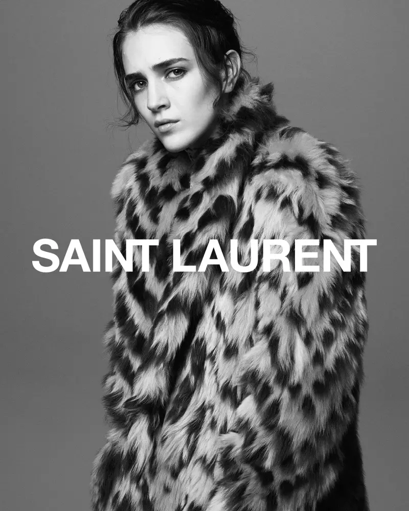 Die aktrise Talia Ryder staan voor Saint Laurent se herfs 2021-veldtog.