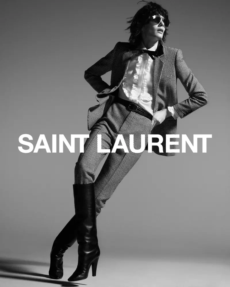 Model Sihana Shalaj pas in Saint Laurent herfs 2021-veldtog.