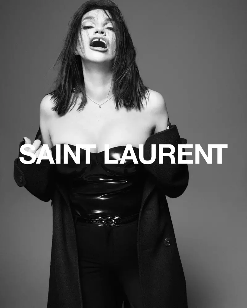 Béatrice Dalle emotes ໃນການໂຄສະນາ Saint Laurent ລະດູໃບໄມ້ຫຼົ່ນ 2021.