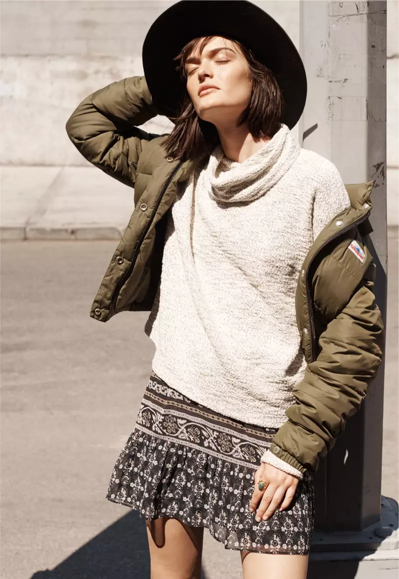 មួក Brixton Dallas, Penfield Millis Down Jacket, Madewell Marled Pullover Top និង Madewell Artisan Floral Mini Skirt