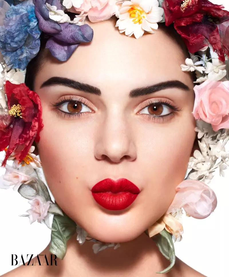 Nakasuot ng floral na headpiece mula sa Dior Haute Couture, nilapitan siya ni Kendall Jenner