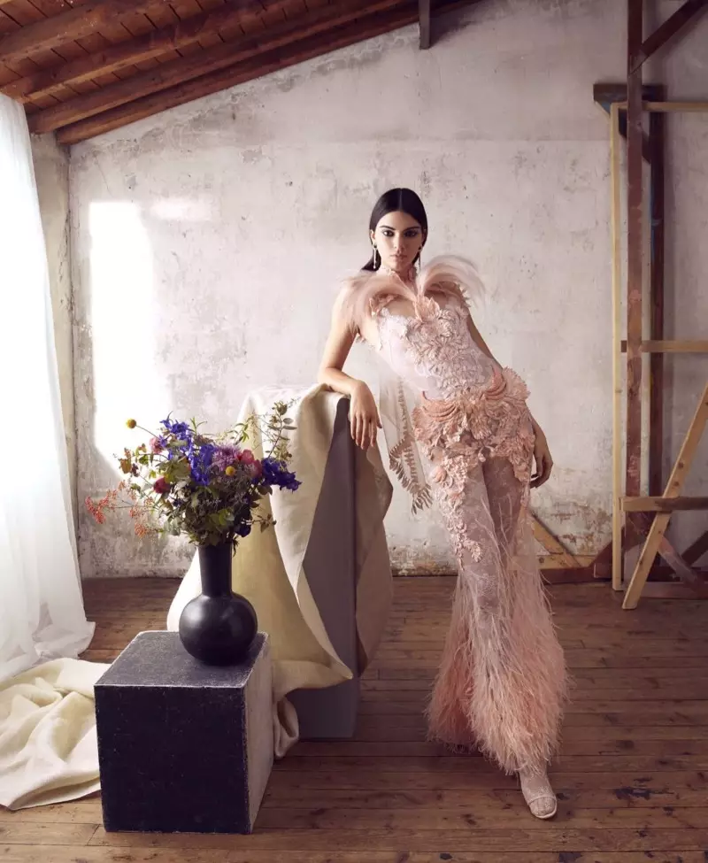 Si Kendall Jenner ay nag-pose sa Givenchy Haute Couture gown na may mga balahibo