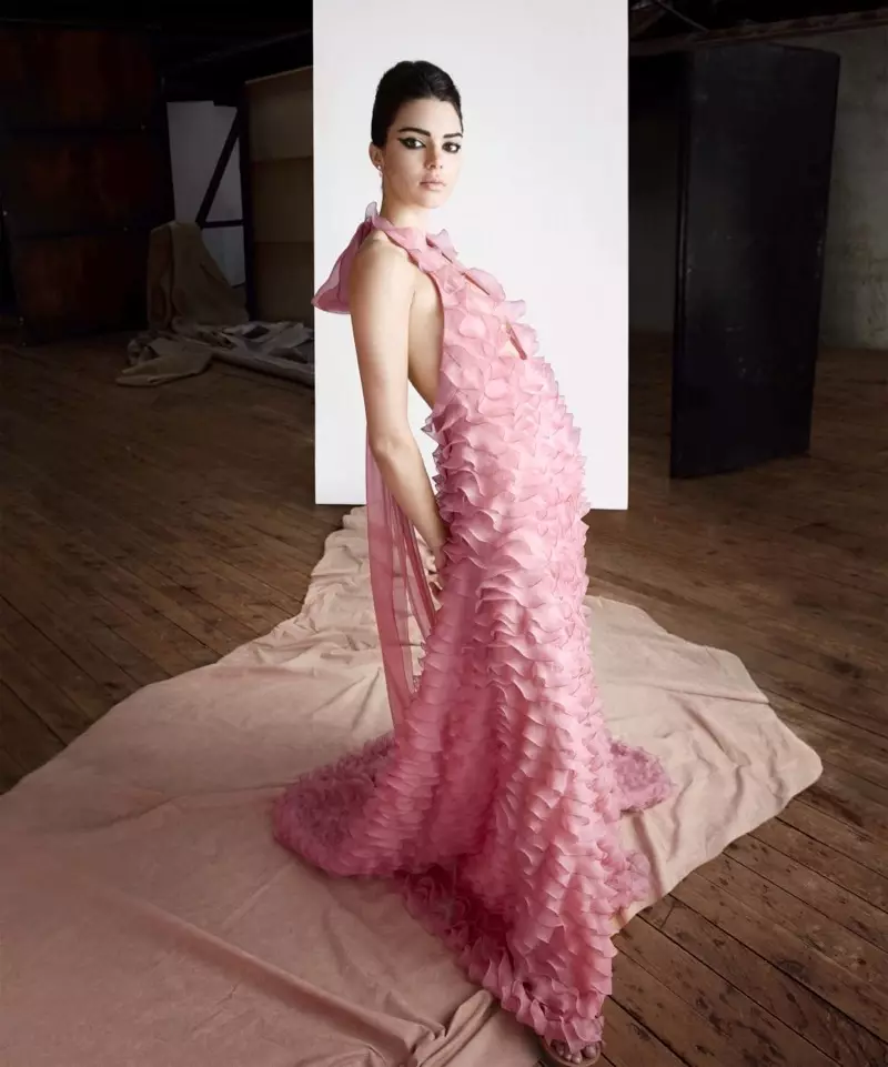 Katon ayu ing pink, Kendall Jenner model sugih lan sandal Valentino Haute Couture