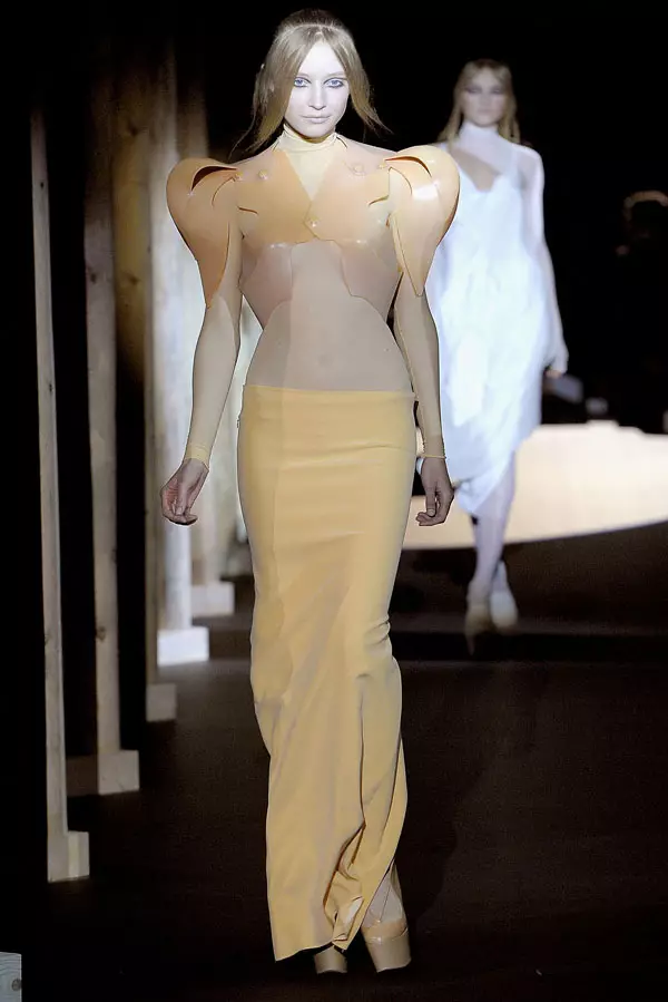 Thierry Mugler Fall 2011 | Wiki ya Mitindo ya Paris