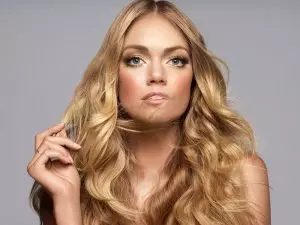 Lindsay Ellingson ໄດ້ Glam ສໍາລັບ Wander Beauty Shoot