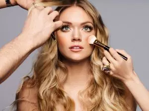 Lindsay Ellingson ໄດ້ Glam ສໍາລັບ Wander Beauty Shoot