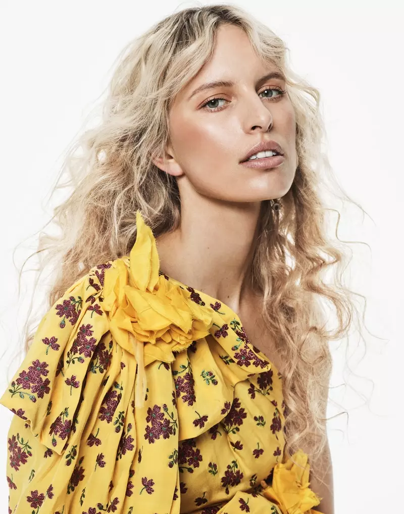 Karolina Kurkova krijgt haar close-up en draagt een Gucci-jurk met bloemenprint