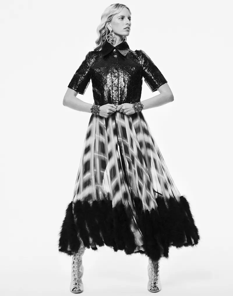 Na čiernobielej fotografii Karolína Kurková modeluje top a sukňu Chanel s podpätkami Gianvito Rossi