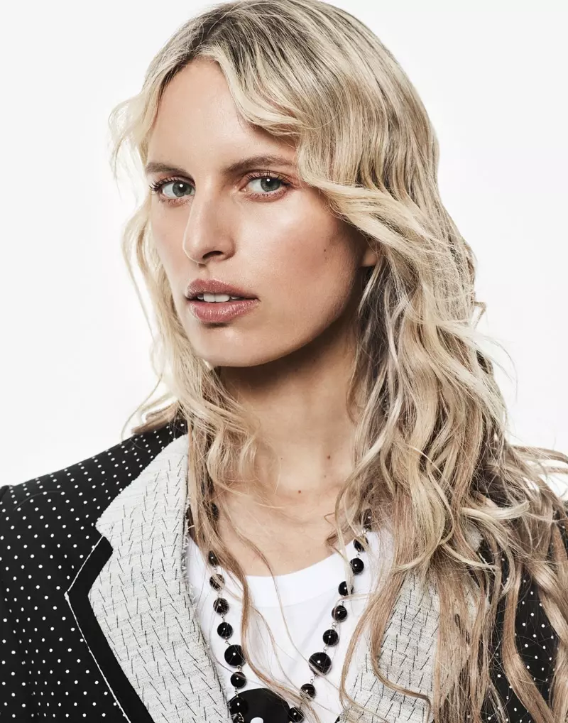 Karolina Kurkova poserer i totallook fra Dolce & Gabbana