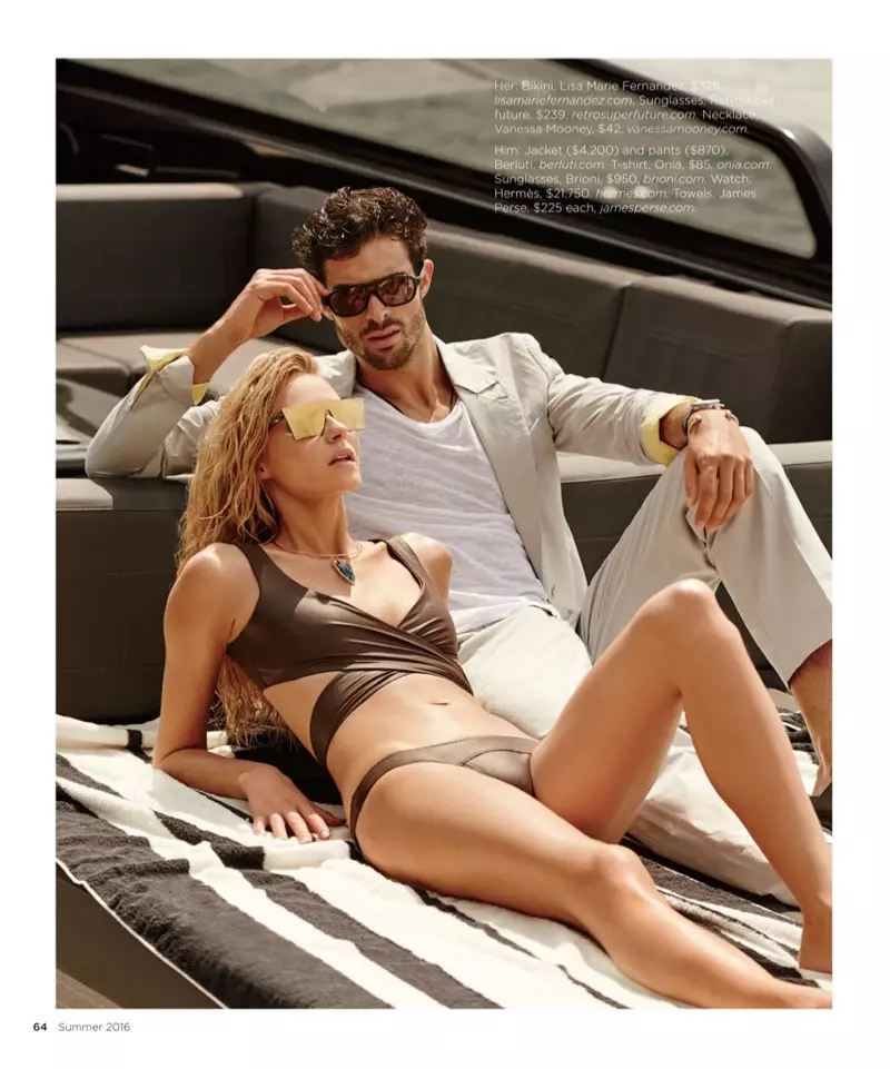 Валентина отдыхает рядом с Хуаном в бикини Lisa Marie Fernandez и солнцезащитных очках Retrosuperfuture.