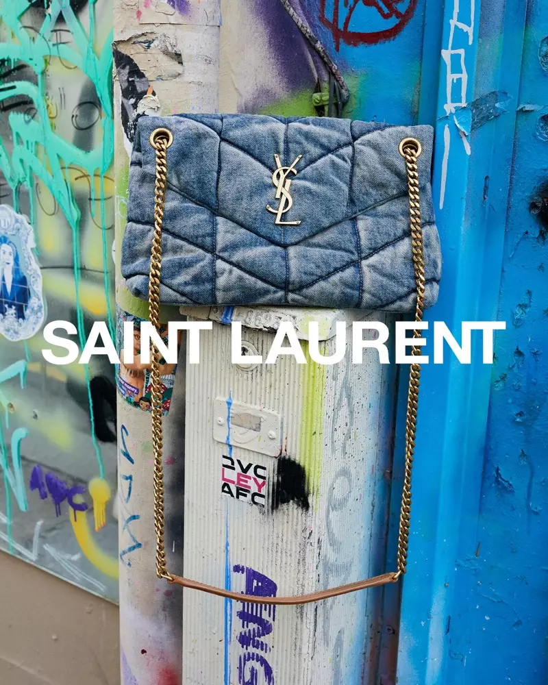 ຖົງ Puffer ທີ່ສະແດງຢູ່ໃນແຄມເປນ Saint Laurent spring 2021.