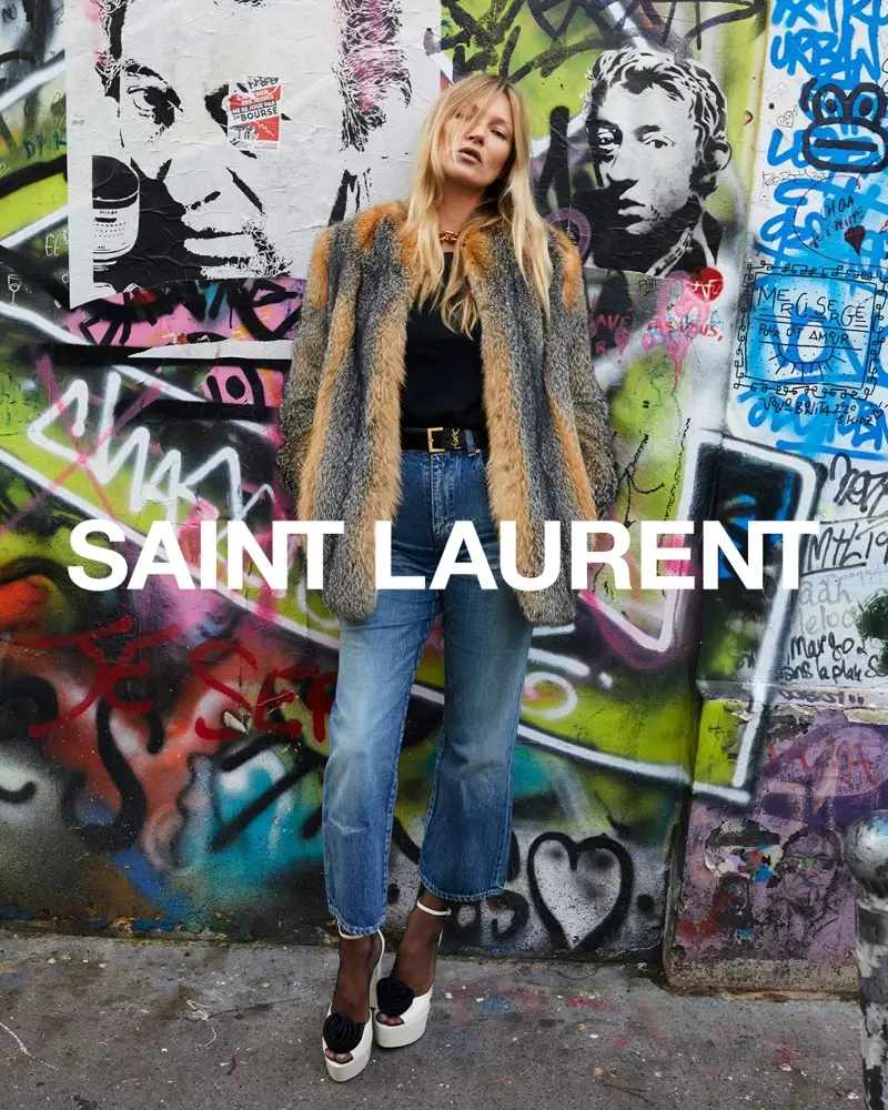 Rocking fur thiab denim, Kate Moss tshwm hauv Saint Laurent caij nplooj ntoos hlav 2021 kev sib tw.