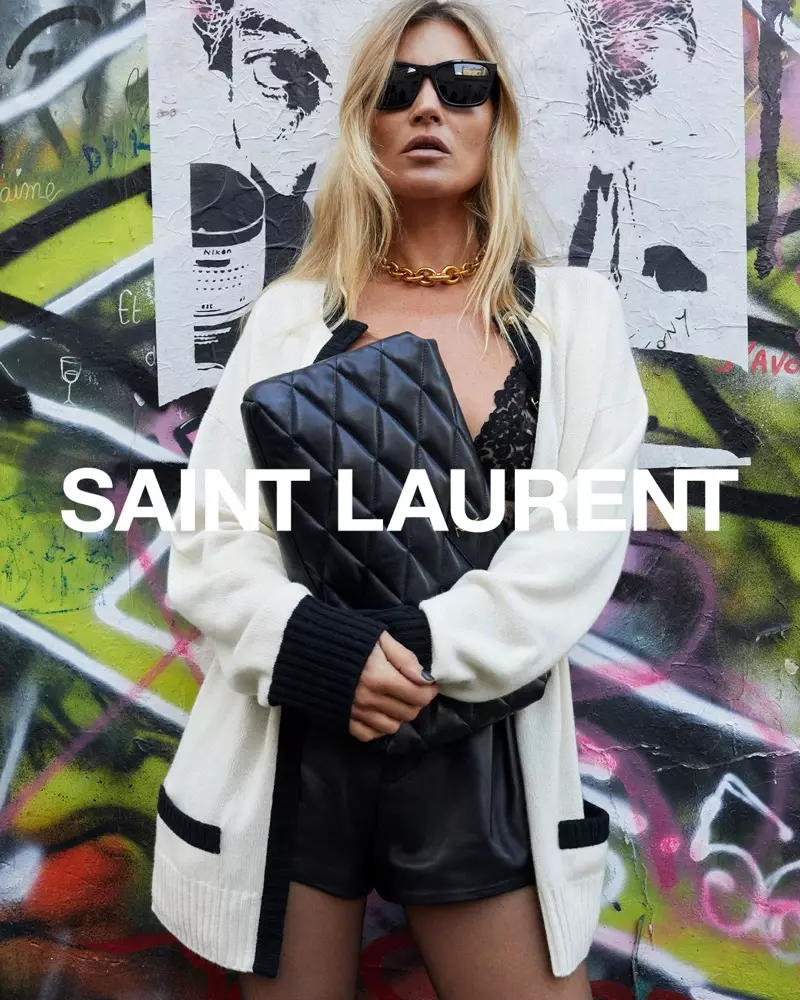 Kate Moss vertolk in Saint Laurent lente 2021 veldtog.